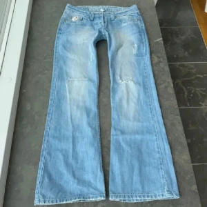 Lågmidjade bootcut jeans - Midja 38 innerbenslängd 72