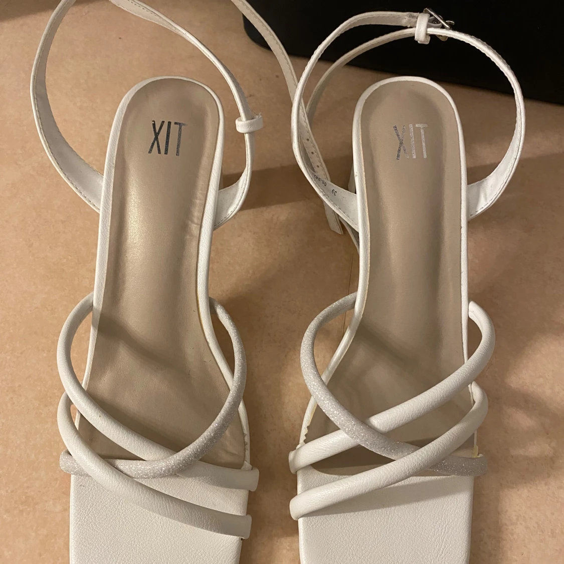 Vita sandaler med klack från XIT - 2