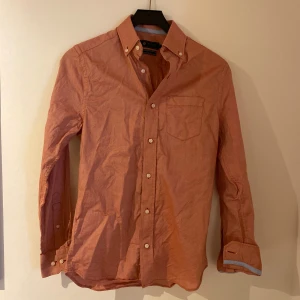 Riley skjorta - Riley skjorta i storlek XS som är i fint skick. Hör av er vid frågor!