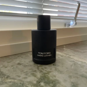 Tom Ford Ombre Leather: Djärv, sensuell läderdoft med kryddor och blommor. Sofistikerad och självsäker. - Helt ny inte använd 100ml öppnade för bilder annars e den helt ny😀
