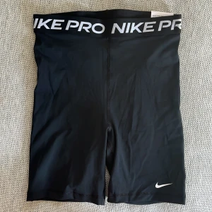 Nike Pro shorts - Helt nya svarta nike PRO cykelbyxor. Elastisk midja med vit Nike Pro-logga och liten vit swoosh på benet. (Inköpspris 430kr)