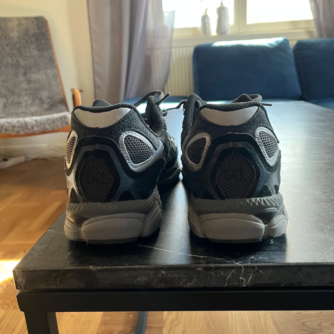 Svarta och grå Asics sneakers - 2