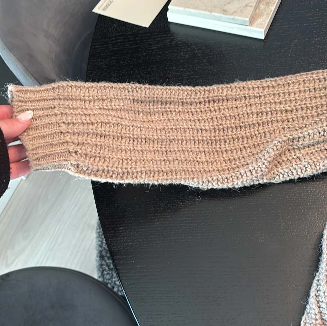 Beige stickad v-ringad tröja - 2