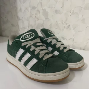 Adidas campus  - Jag har storlek 39-40 men dessa passar mig jätte bra, köpte för 1899 