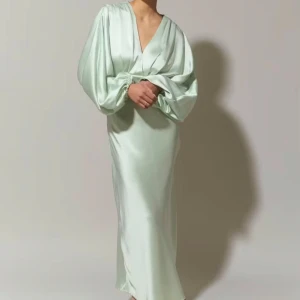 Klänning  - Satinklänning från Gina tricot använd en kväll. 