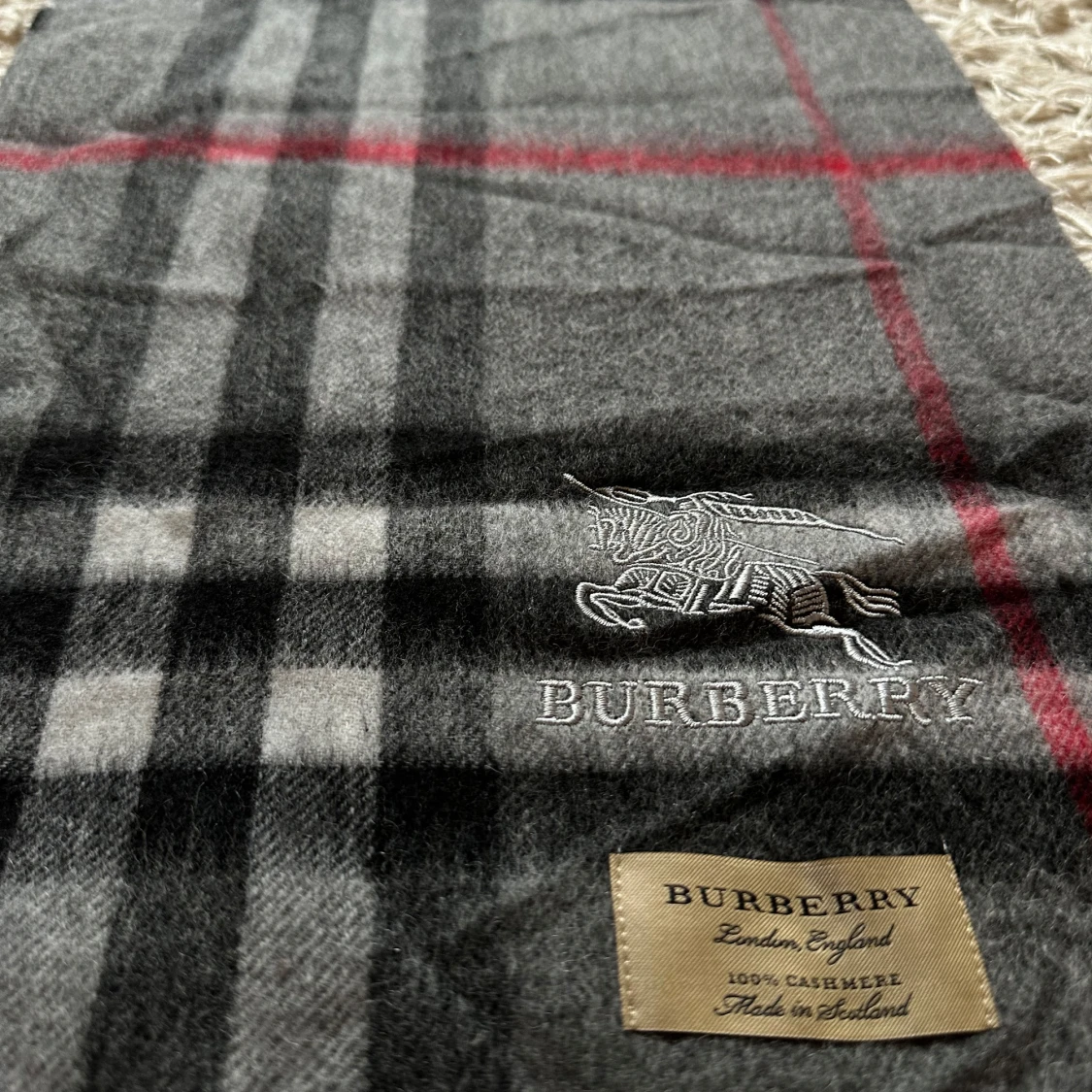Burberry- ikoniska gråa halsduk  - 1