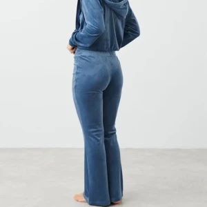 Blåa mjukiset  - Säljer min fina mjukis set från Gina Tricot. Säljer pga den är liten för mig storleken är xs på båda delarna använd några gånger utan att snöret på byxorna inte finns kvar längre, men gillar man att det sitter tajt är denna perfekt för dig. 