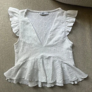 Vit topp - Vit topp med fina detaljer, dubbelt tyg ifram