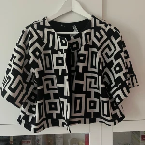 Trekvartsärmad jacka - Säljer en skitsnygg trekvartsärmad ”jacka” med mönster. Strl 38/M men passar även strl xs/s.