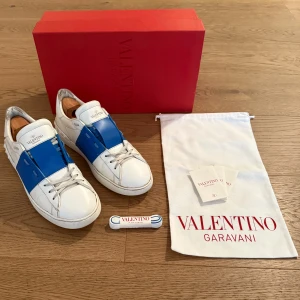 Valentino Open - Säljer mina Valentino Garavani Open sneakers som är i använt skick men har alltid varit väl omhändertagna. 
