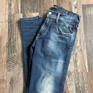 Replay Anbass Hyperflex - Säljer ett par Replay Anbass Jeans i nyskick (skin fit). Jeansen är änvända ett fåtal gånger och är i storlek 28/30. Hör av dig vid fler frågor😊