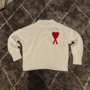 Stickad Ami - Vit stickad tröja från Ami Paris. Förra gråa sålde som en succé och då när tröjorna inte är lika användbara säljs denna också. Hör av er vid frågor!