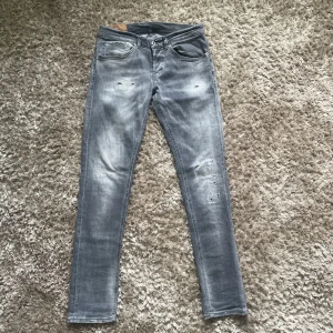 dondup jeans - Tja säljer mina fräscha dondup jeans i storlek 30, modell george,  nyskick nypris 3500 mitt pris 999kr skriv om du har någon. fråga// armadiosell