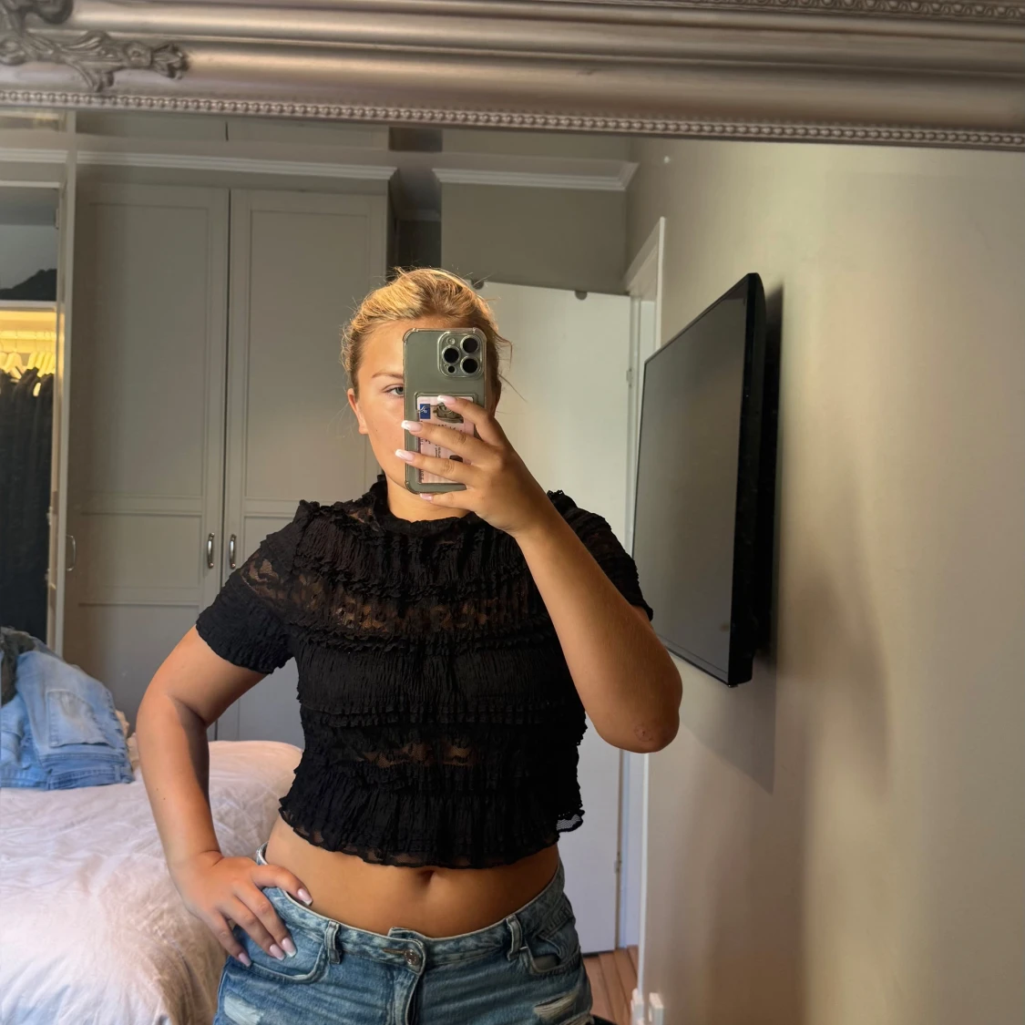 Svart spetsig croppad blus med volanger