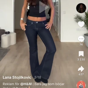 Mörkblå bootcut jeans från H&M - Snygga mörkblå jeans från H&M. Samma storlek och färg som tjejen har på tiktoken. Säljer då de inte kommer till andvändning. Andvända endast två ggr i skolan. Sitter som en smäck på mig som är 170 och brukar ha s i jeans.