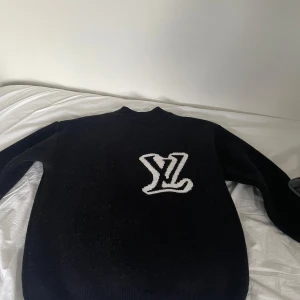Svart Louis Vuitton stickad tröja - Svart stickad tröja från Louis Vuitton helt ny aldrig använt