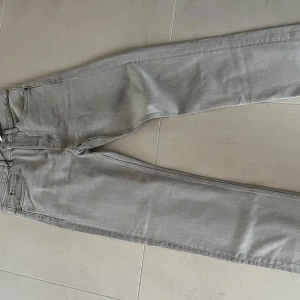 Gråa jeans från Zara i modellen regular och storlek 38 (kille) - Snygga grå jeans från Zara i bra skicka och k modellen regular. Köpte de till min brorsa men de passade inte honom och när vi skulle lämna tillbaka de var det försent. De har aldrig andvänts men bara provats på. Väldigt bra skick 👍 