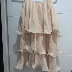 Volang klänning H&M  - Populär och eftertraktad volang klänning från H&M i storlek S som inte går att få tag på längre ☺️ Aldrig använd så i nyskick 🩷🩷