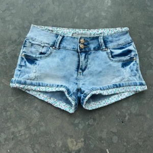 Lågmidjade jeans shorts  - Väldigt snygga shorts som tyvärr inte passar mig och har därför ingen bild på! Midjemått tvärsöver: 38cm Midjehöjd: 18cm💕