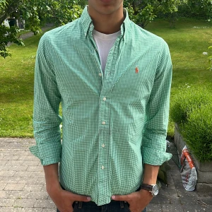 Ralph Lauren skjorta  - Snygg Ralph Lauren skjorta storlek s custom fit, passar 175-185 cale. Köper du fler skjortor får du paketpris, följ för merin