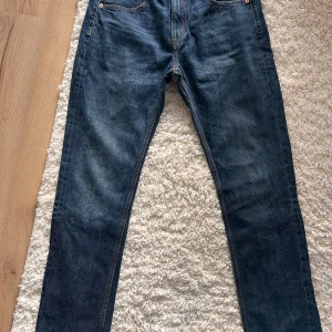 Mörkblå jeans från 157 - Säljer ett par mörkblå jeans från Lager 157, modell New Classic. De har en normal passform med raka ben. Mycket bra skick. Perfekta för en avslappnad stil. 34/32. Jätte bra quality 