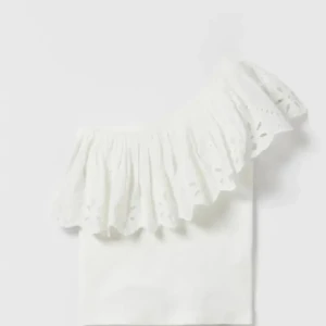 Vit Zara topp  - Oanvänd volang topp från Zara, storlek 164, sitter som en xs/s