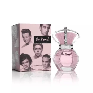  One Direction - Our Moment Eau de Parfum - En söt och fruktig parfym från One Direction. Doften är feminin och ungdomlig, perfekt för dig som gillar fräscha och blommiga toner. Denna gnistrande, saftiga och feminina doft består av stänk av färsk frukt och säsongens blommor, som infunderas med undertoner av varm mysk. Rosa grapefrukt, vilda bär och röda vinbär, kombinerat med delikata jasminkronblad och frangipani med torra vedartade toner av mysk och patchouli.