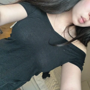 Svart offshoulder topp - Säljer en svart offshoulder topp med korta ärmar. Enkel och stilren design som passar perfekt till många olika outfits. Mjuk och skön att bära.