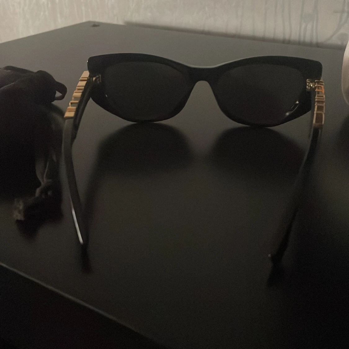 Svarta solglasögon från Fendace/ Fendi x vercase med gulddetaljer - 2