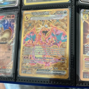 Pokémonkort: Charizard ex - Samlarobjekt för Pokémon-fans! Charizard ex är en kraftfull och eftertraktad kort med cool design och starka attacker. Perfekt för dig som vill bygga en episk kortlek eller utöka din samling. Passar både nya och erfarna spelare.