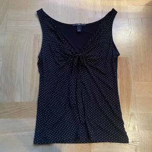 prickig topp!  - snygg prickig topp man knyter där fram! i mycket gott skick💓