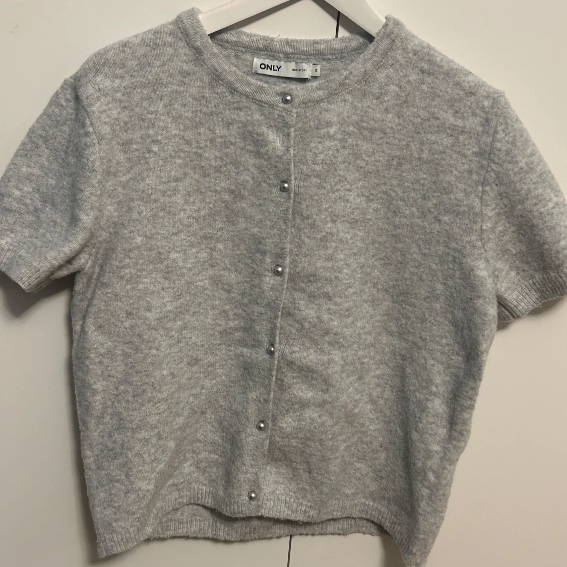 Ljusgrå kofta med pärlknappar från ONLY