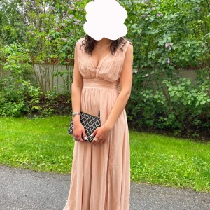 Balklänning  - Supersnygg balklänning i ljusbeige/rosa. Perfekt för bal eller student. Använd endast en gång på balen köpt för 1300 från lulus