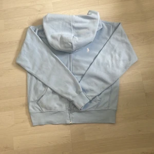 Ljusblå hoodie från Polo Ralph Lauren - Säljer en ljusblå hoodie från Polo Ralph Lauren. Köptes för 2395 säljer för 800