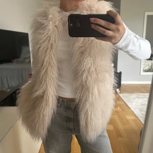 Pälsväst 🤍🤍🤍 - Jättecool pälsväst från Zara 🤍