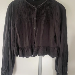 Svart blus från Zara - Säljer denna super söta blusen ifrån Zara då den tyvärr är lite för liten för mig! Den är såååå snygg och är i mycket bra skick!💖😍 den är mer svartare än vad det framkommer på bilderna❤️