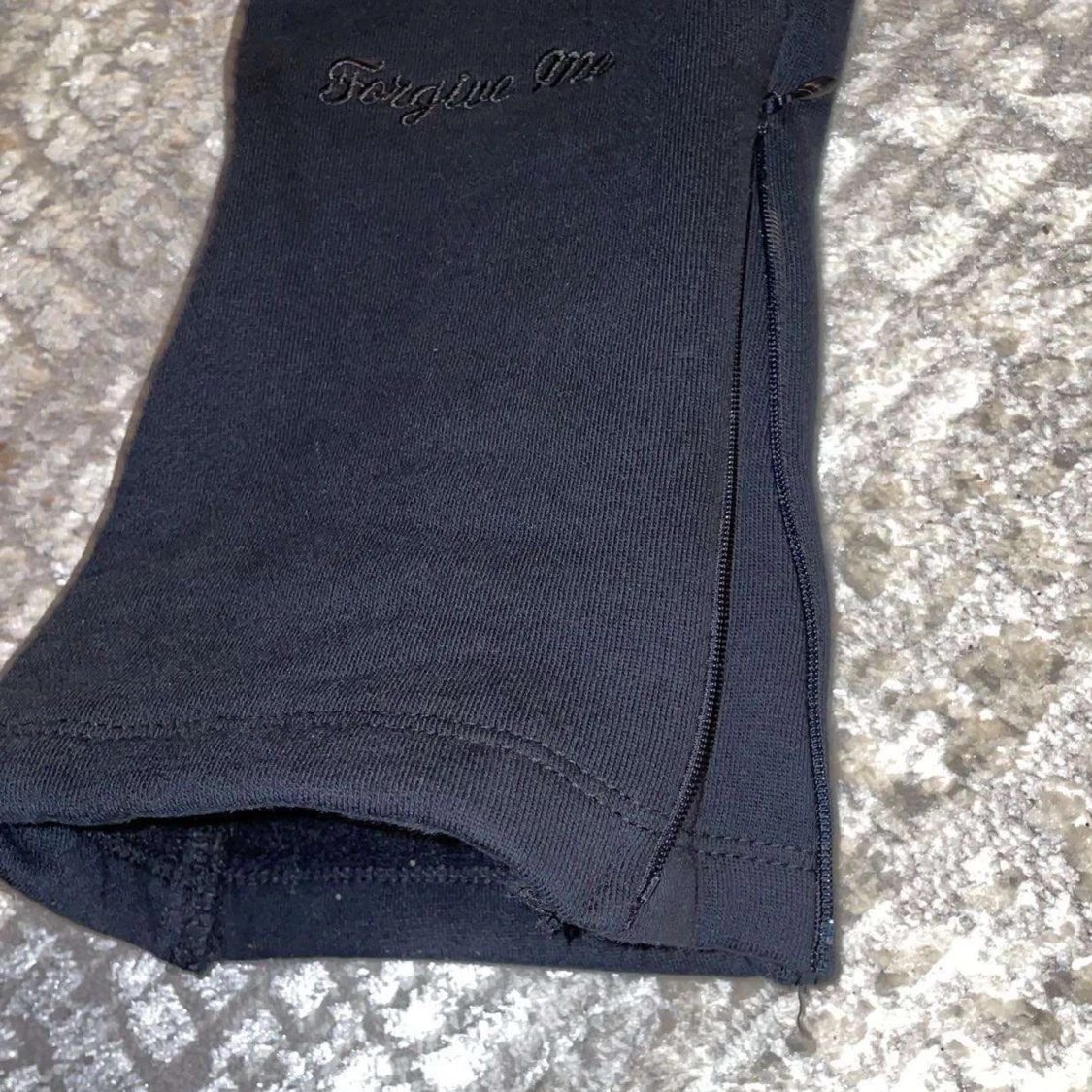 Svarta mjukisbyxor med snörning och broderad text - 3