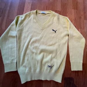 Puma tröja  - Gul puma tröja i storlek L. Fint skick. 