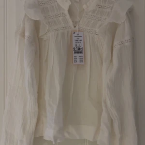 Söt blus - Söt blus med fina detaljer. Helt oanvänd, prislapp finns fortfarande kvar🤗
