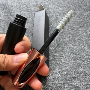 Vit mascara med roséguld-detalj - Vit Mascara i snygg svart tub med roséguldsfärgad detalj och modern borste för separerade fransar. Kommer i svart kartong, märkt #10. Cruelty free och innehåller bland annat kollagen, bivax och carnaubavax. Perfekt för att lyfta och definiera fransarna. Vattenfast och oanvänd såklart!