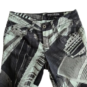 DKNY Jeans Skyline Skinny med print - Snygga skinny jeans från DKNY Jeans med unikt svartvitt stadsmotiv över hela byxan. Modellen är smal och har klassiska fem fickor samt uppvikta benslut. Perfekt för dig som vill sticka ut med ett coolt grafiskt mönster.