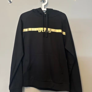 Svart hoodie BOSS med guldtryck - helt ny tunn hoodie storlek M 