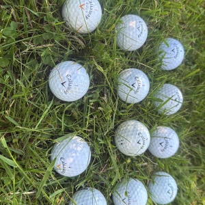 Callaway golfbollar (12-pack) - Ett 12-pack Callaway golfbollar, perfekta för dig som vill ta ditt golfspel till nästa nivå. Bollarna är i fint skick och passar både nybörjare och erfarna spelare. Snygg design och pålitlig prestanda för alla rundor på golfbanan.