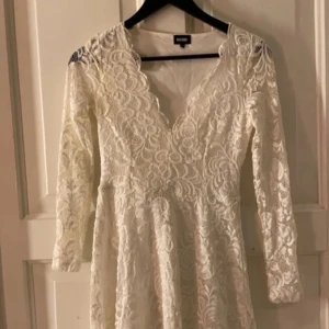 Vit spetsklänning🌸 - Superfin vit klänning med v-ringad hals. Säljer då den inte kommer till användning. Ny skicka!🩷 hör gärna av dig vid frågor eller bättre bilder!☺️( pris kan diskuteras)