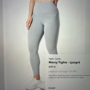 Ljusgrå tights från Relode - Supersköna ljusgrå tights från Relode med hög midja och stretchigt material. Perfekta för träning eller chill. Helt oanvända så i ett superfin skick, nypris 649kr.💖💞💞