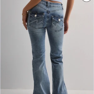 Trendiga jeans från Nelly - Super snygga low waist jeans med fickor från Nelly, endast använda vid ett tillfälle och nyligen köpta så som nya!💫 Nypris-800kr. 
