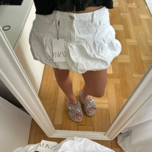 Vit jeanskjol Zara  - Snyggaste jeanskjolen från Zara!!! Köpt förra året och oanvänd med lapp på 🌸💕💋🩷💗💖🌸💋🩷💕