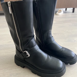 Svarta boots med grov sula från Zara - Endast använda 2 gånger, mycket fint skick. 