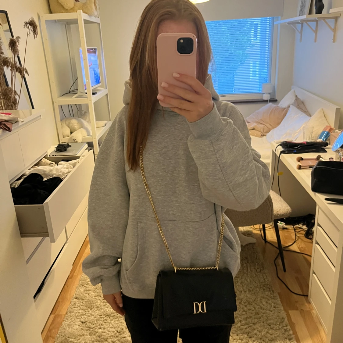 Svart axelväska med guldkedja  - 1