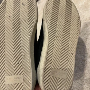 Svarta sneakers från Saint Laurent - Tjena! Säljer ett par sjukt snygga skor från saint Laurent, nypris 7000kr, säljer dessa för var sugen på något nytt, storlek 40 men passar större skorna är i bra skick! Hör av dig vid intresse!💫⭐️(inget pris hugget i sten)🤯🥳